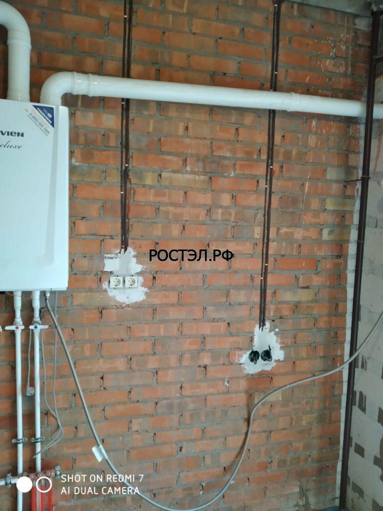 розетки в кирпичной стене